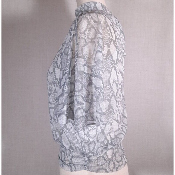 Jennifer Lopez Top SZ X-Small Gray Snakeskin Pleated Neckline Flutter Sleeve Y2K - Picture 3 of 13